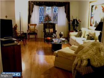 10722 Philcrest Road Philadelphia, PA 19154 - Photo 3 of 12 Living Room