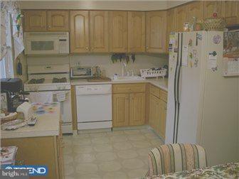 10722 Philcrest Road Philadelphia, PA 19154 - Photo 6 of 12 Kitchen