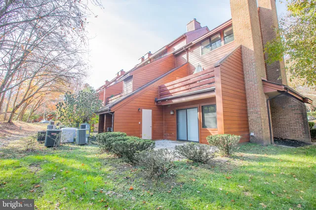 a view of a house with backyard and garden