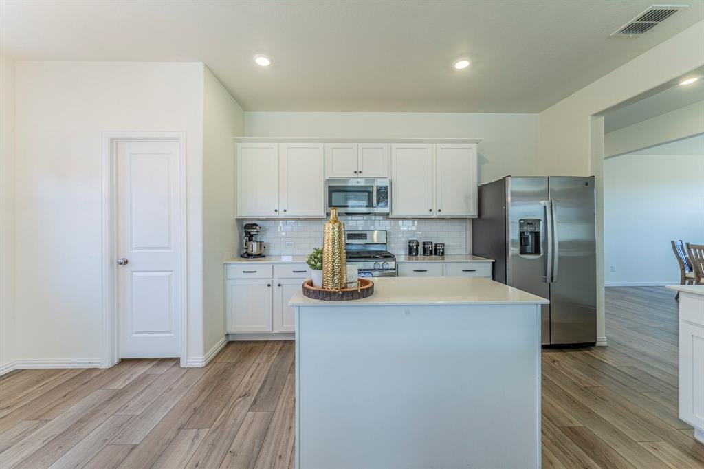1240 Almond Road Azle, TX 76020 - Photo 5 of 26 Large kitchen with peninsula, island and pantry