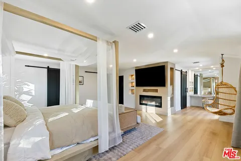 $2,895,000 | 22269 Avenue San Luis, Woodland Hills, CA 91364