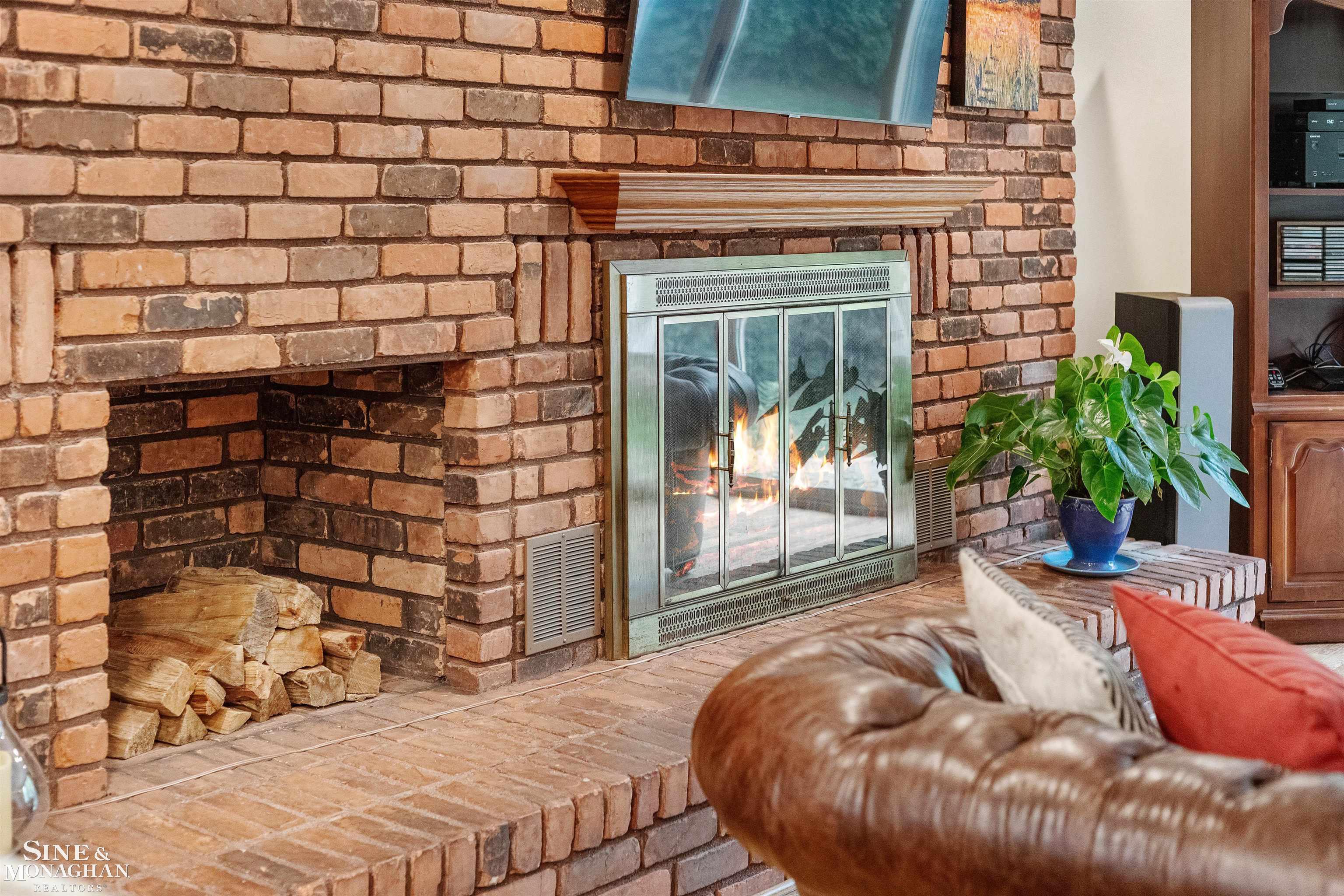 725 Fisher Road Grosse Pointe, MI 48230 - Photo 9 of 63 50211891-94be4ca5-0615-4d52-bbff-217e0de8d5d8.JPG