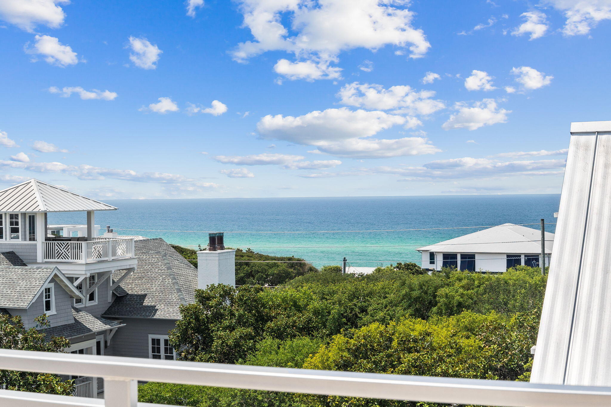 a view of houses with sky view
