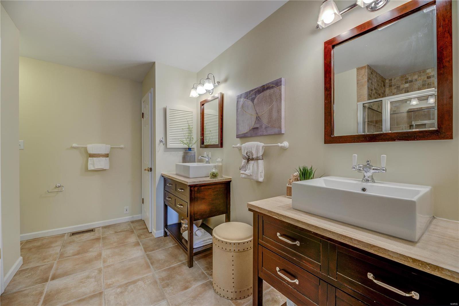 14136 Ladue Road Chesterfield, MO 63017 - Photo 15 of 27 Gallery Image 15