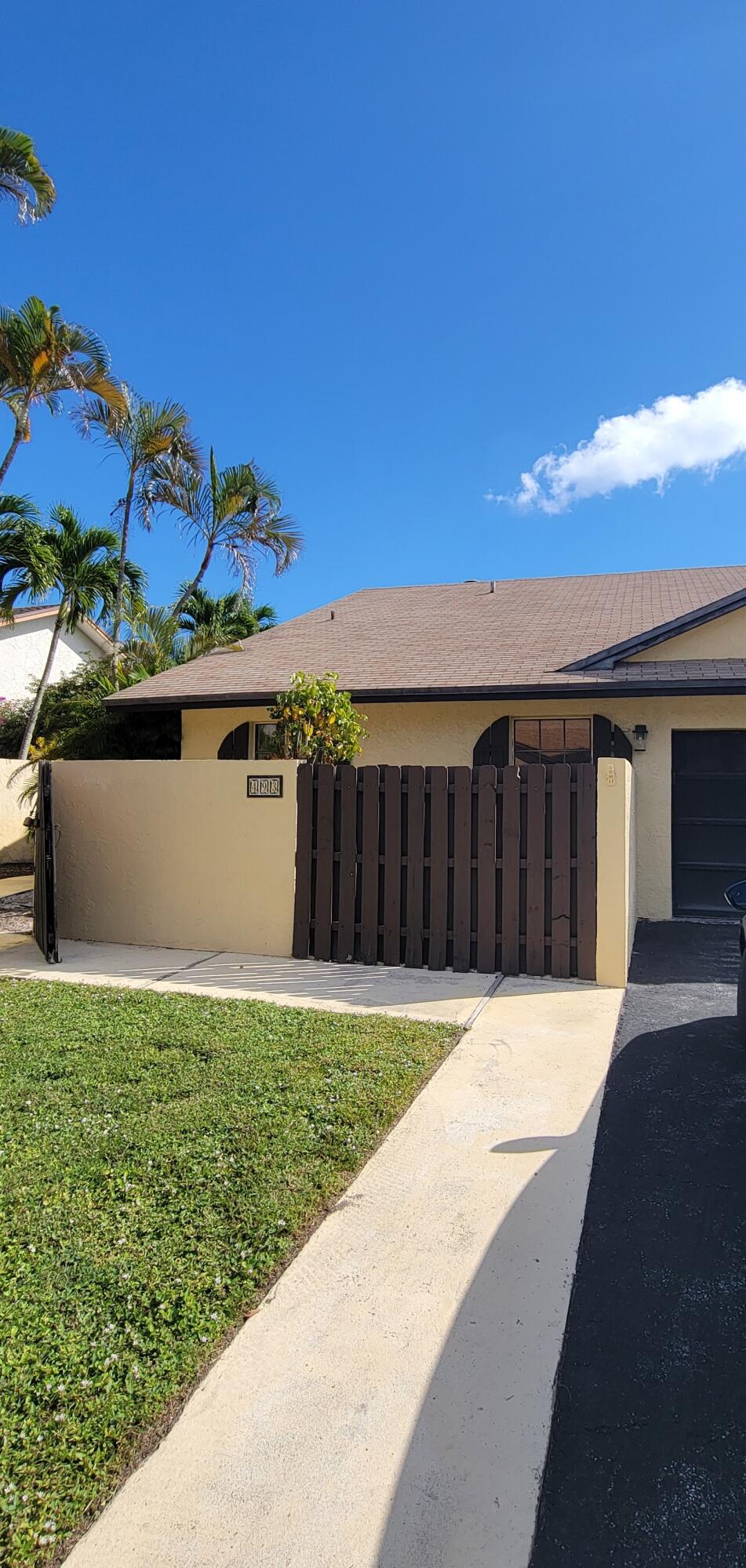 493 Southwest 28th Avenue Delray Beach, FL 33445 - Photo 5 of 48 20251120_111353