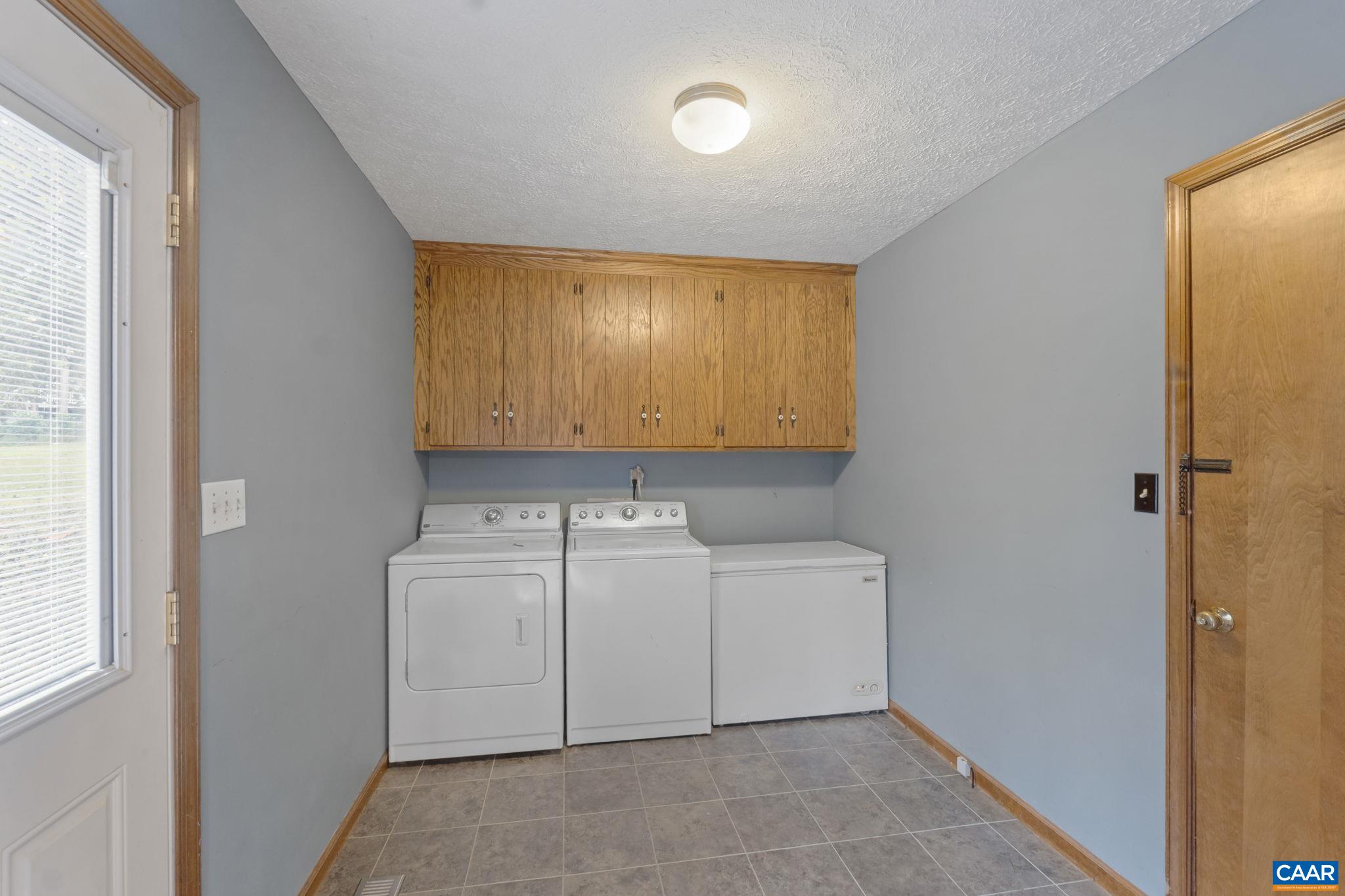 323 Jefferson Drive Palmyra, VA 22963 - Photo 14 of 27 a utility room with dryer and washer