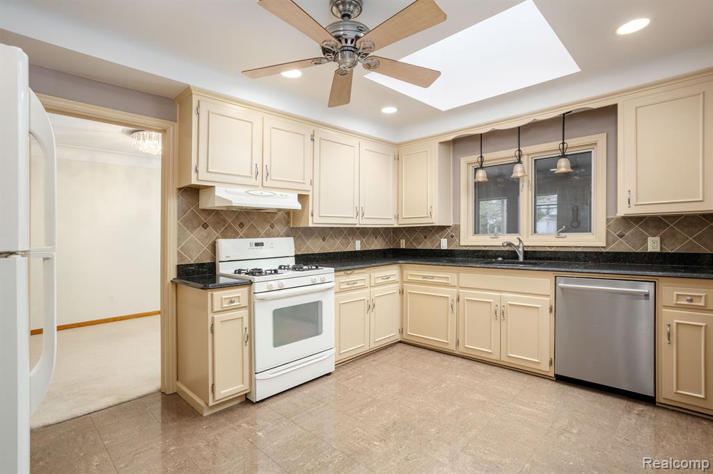 341 Ridgemont Road Grosse Pointe Farms, MI 48236 - Photo 8 of 38