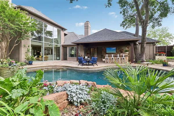 a view of a house with patio outdoor seating