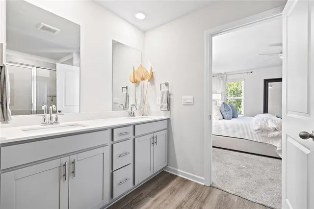 a en suite bathroom with 2 sink and a mirror
