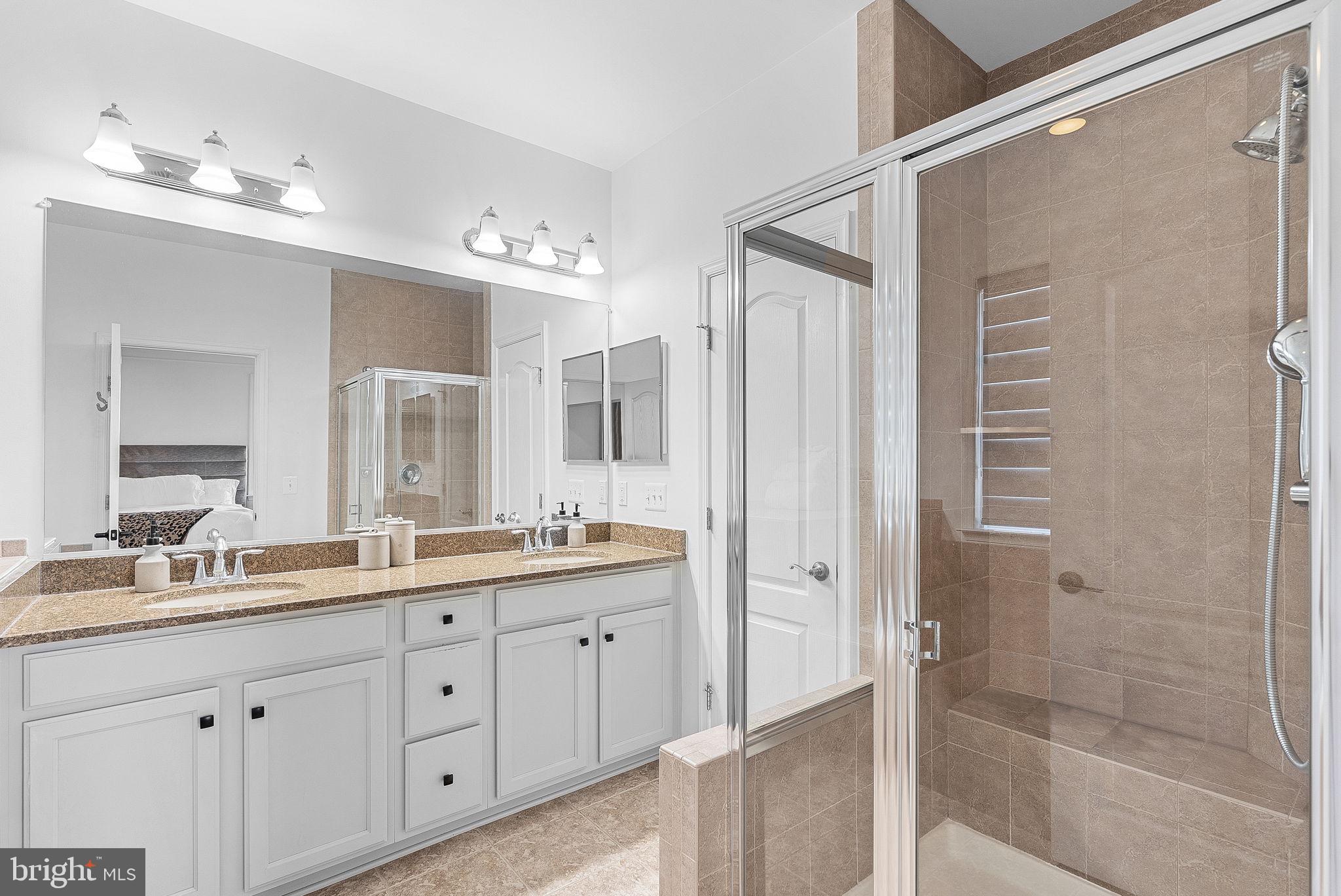 19404 Front Street Leesburg, VA 20176 - Photo 27 of 67 Primary Bathroom