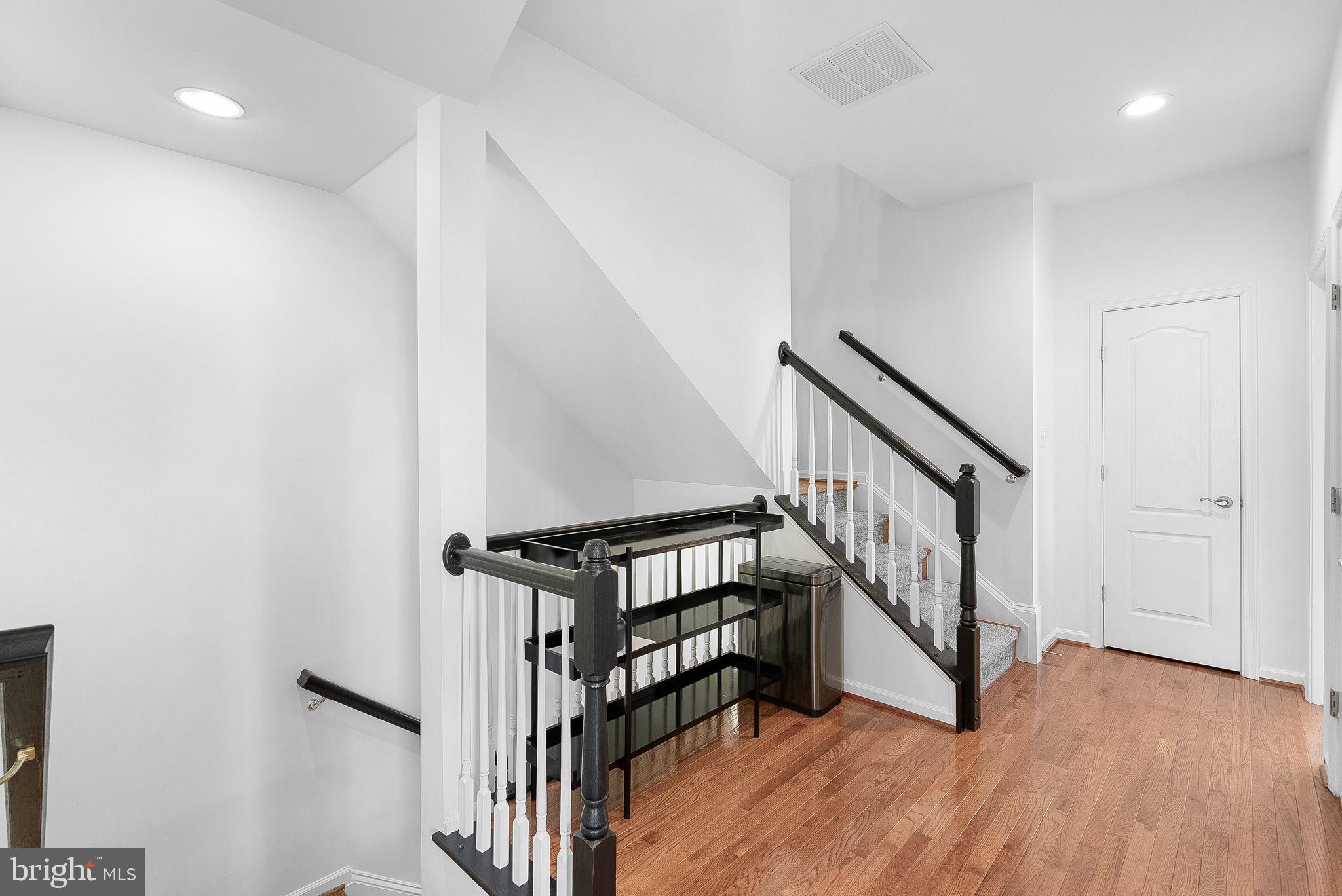 19404 Front Street Leesburg, VA 20176 - Photo 35 of 67 Hallway View