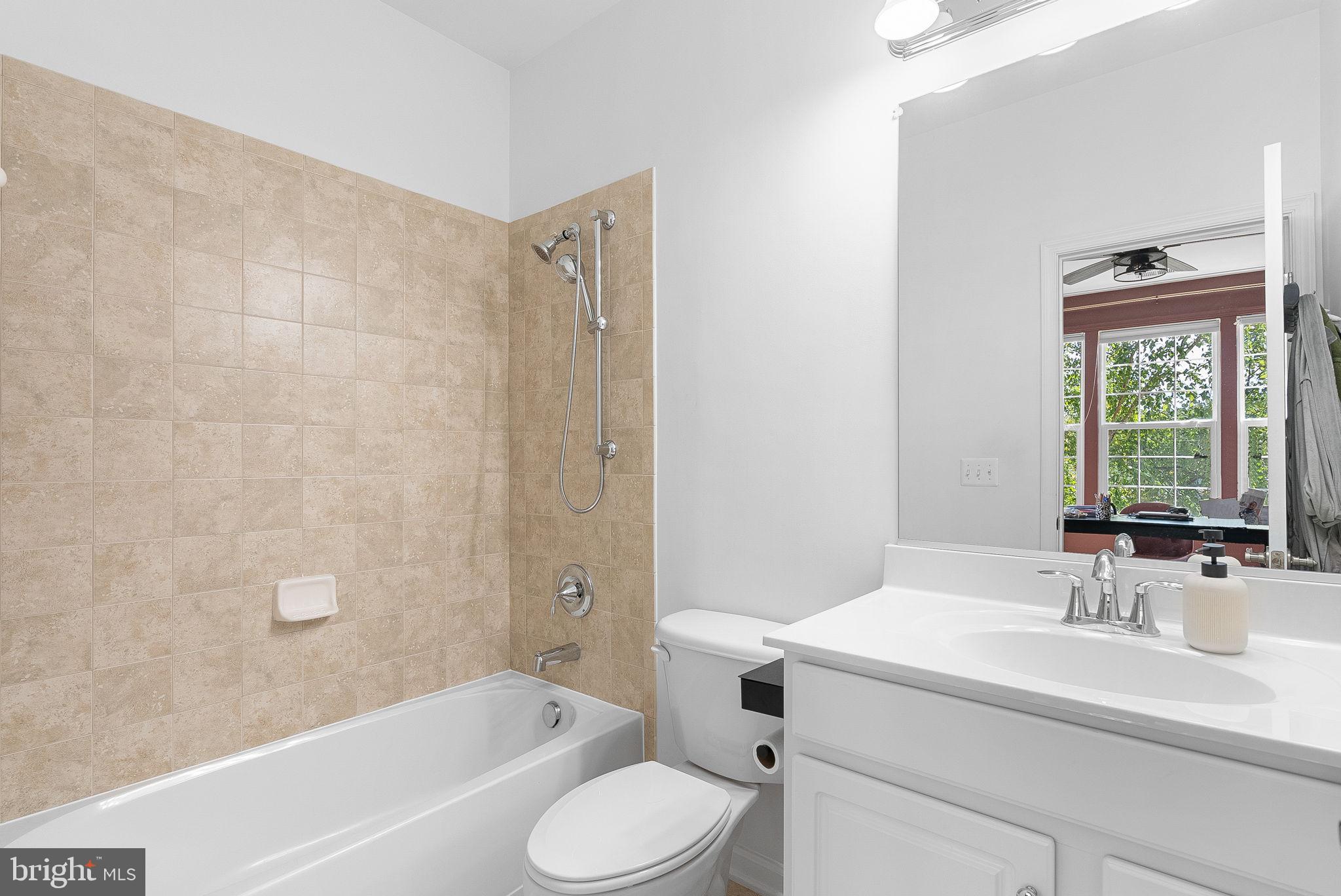 19404 Front Street Leesburg, VA 20176 - Photo 40 of 67 En-suite Bathroom - Bedroom #3