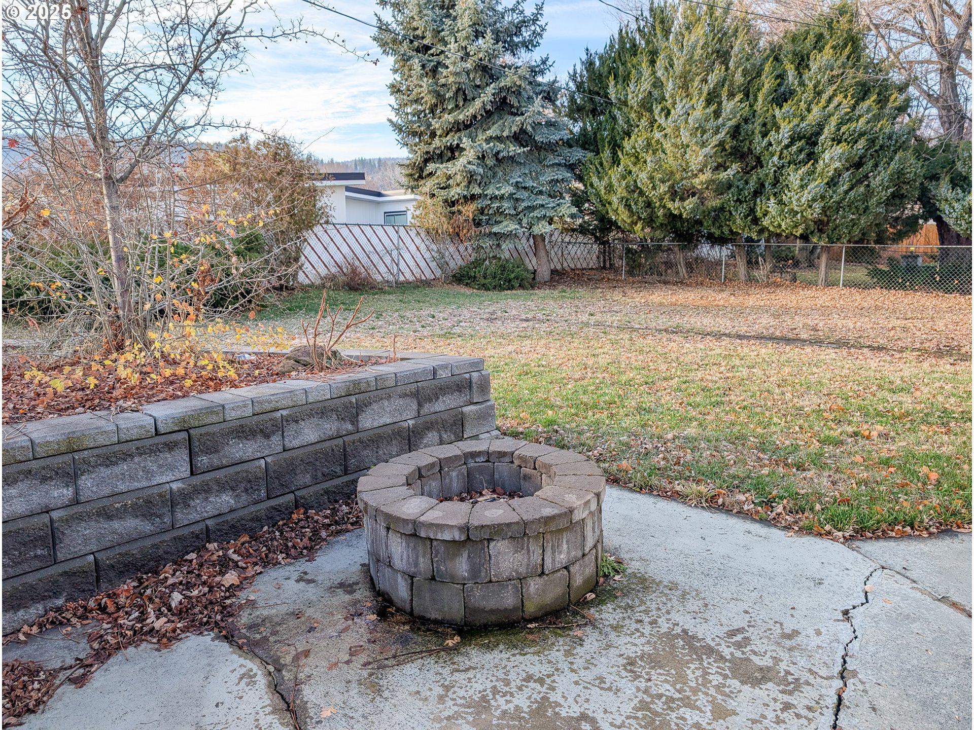 1106 F Avenue La Grande, OR 97850 - Photo 17 of 18 a view of a backyard with plants