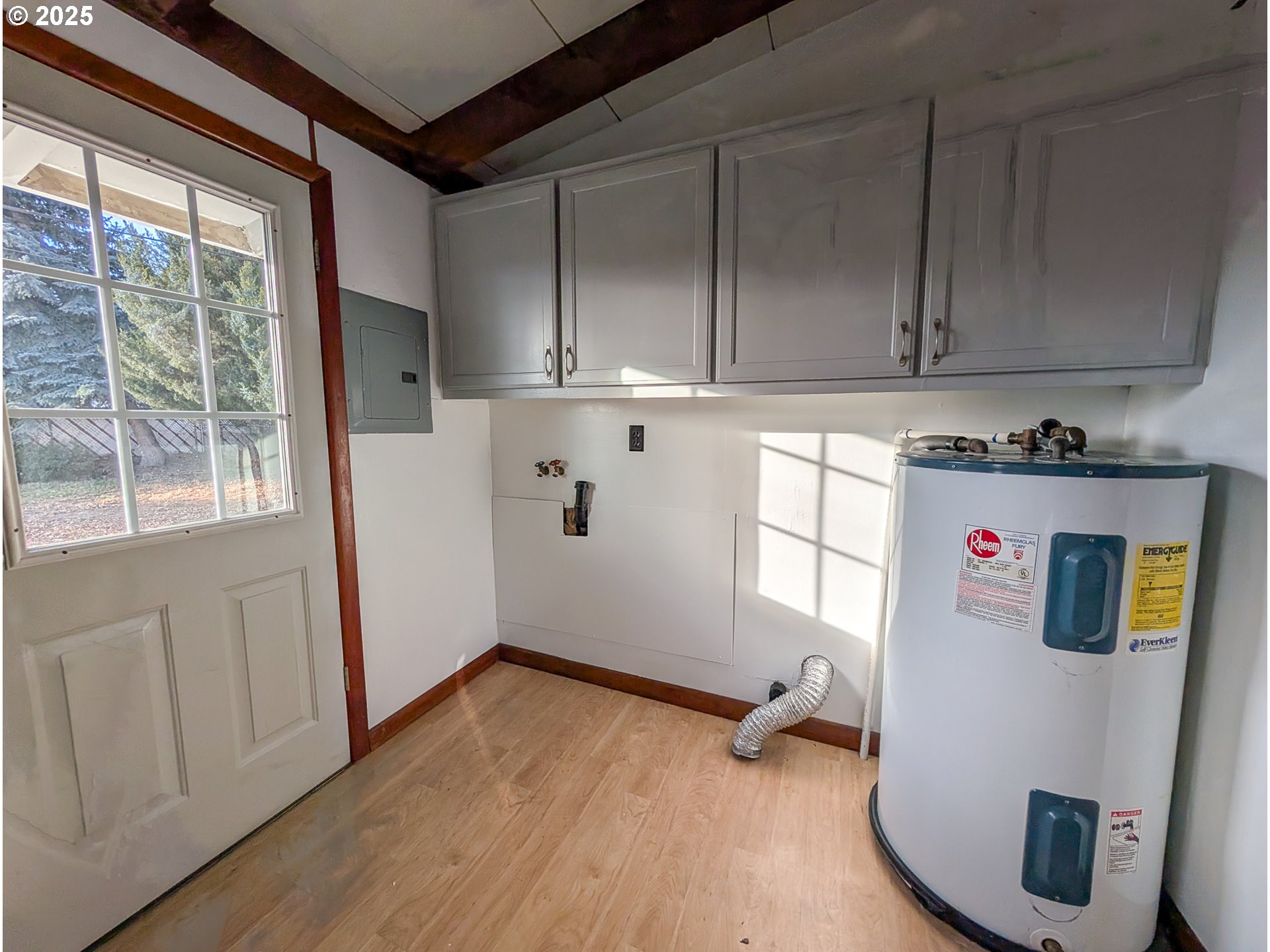 1106 F Avenue La Grande, OR 97850 - Photo 7 of 18 a view of kitchen and window