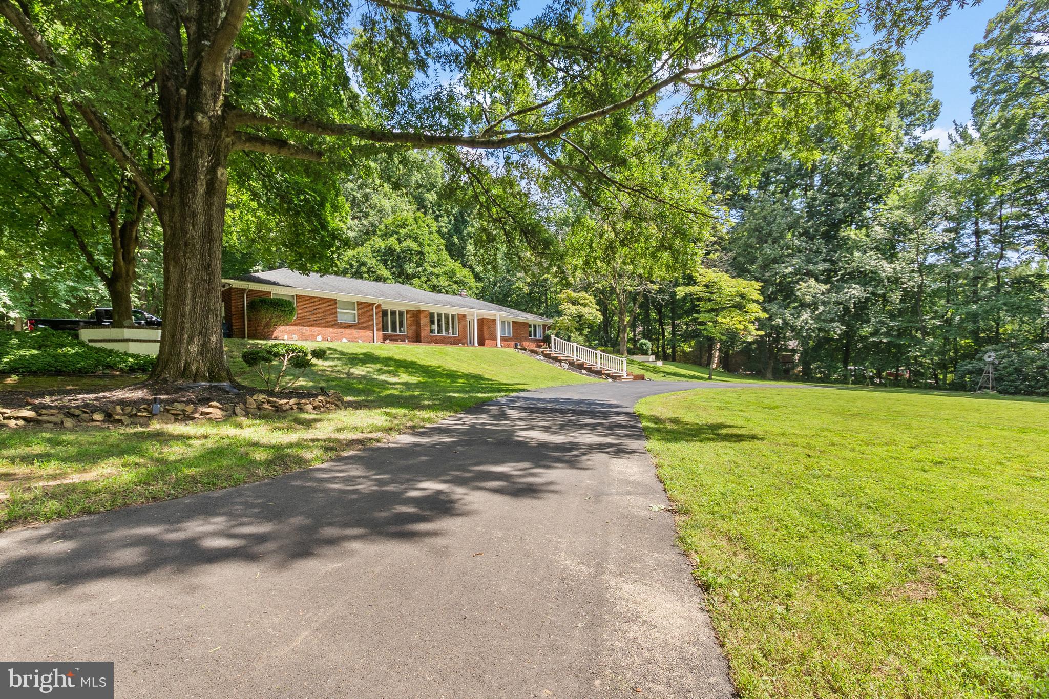 1604 Ironside Road Newark, DE 19702 - Photo 5 of 113 Curved Driveway