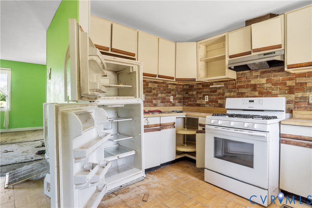 5134 Beechland Road Elberon, VA 23846 - Photo 13 of 21 a kitchen with stainless steel appliances granite countertop a stove and a microwave