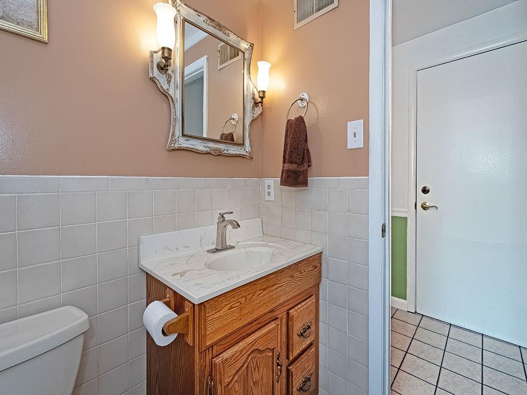 1749 Washington Road Apollo, PA 15613 - Photo 19 of 36 a bathroom with a sink a toilet and mirror