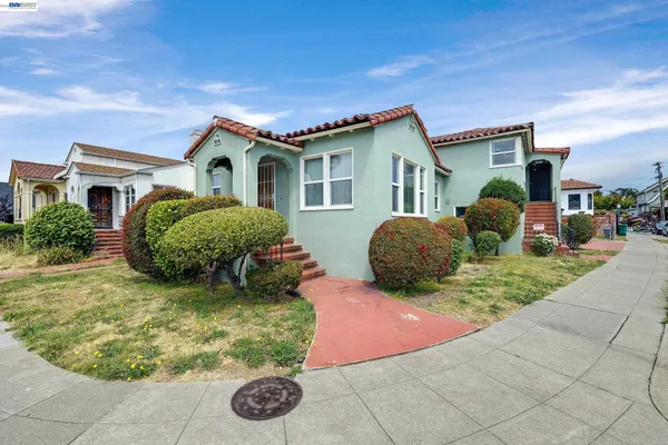 a view of a house with backyard and garden