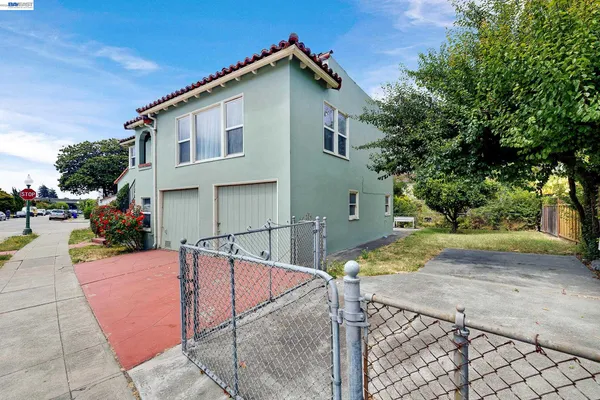 a view of a house with backyard and a tree