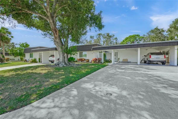 $1,875 | 1325 Glen Oaks Drive East, Unit 133, Sarasota, FL 34232