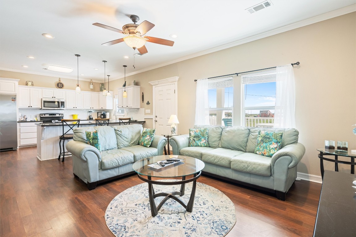 933 W View Crystal Beach, TX 77650 - Photo 12 of 30
