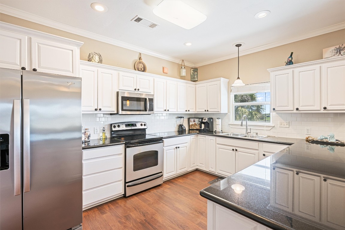 933 W View Crystal Beach, TX 77650 - Photo 14 of 30