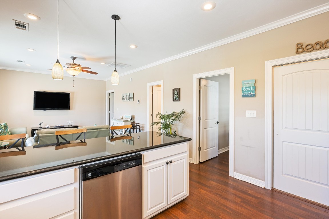 933 W View Crystal Beach, TX 77650 - Photo 16 of 30