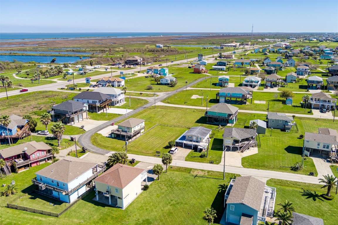 933 W View Crystal Beach, TX 77650 - Photo 4 of 30