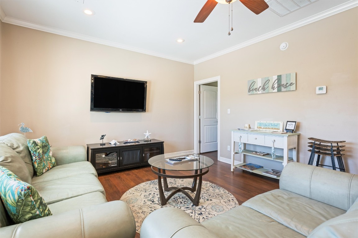 933 W View Crystal Beach, TX 77650 - Photo 10 of 30