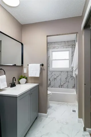 $210,000 | 11652 Las Ladera Drive, Florissant, MO 63033