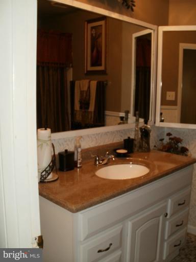 13113 Newgate Road Woodbridge, VA 22193 - Photo 2 of 15 Hall Bath