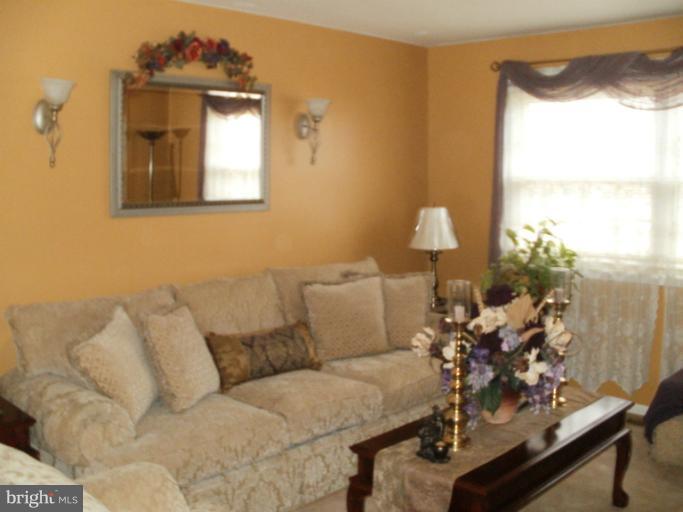 13113 Newgate Road Woodbridge, VA 22193 - Photo 3 of 15 Living Room
