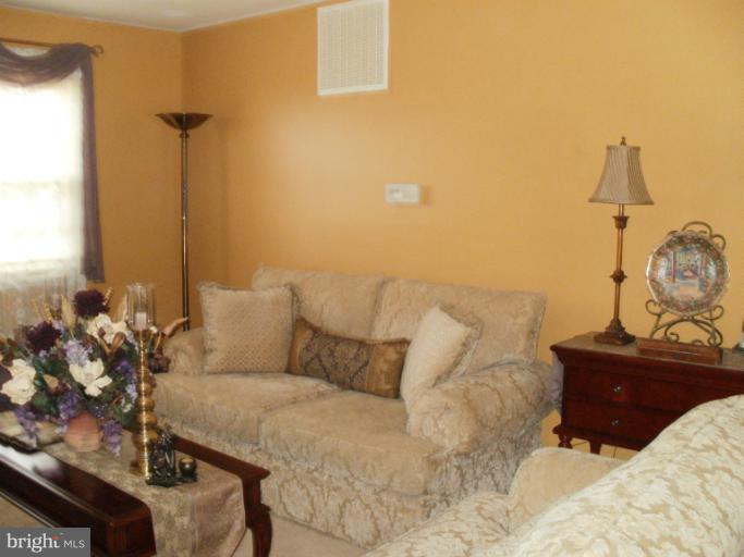 13113 Newgate Road Woodbridge, VA 22193 - Photo 4 of 15 Living Room