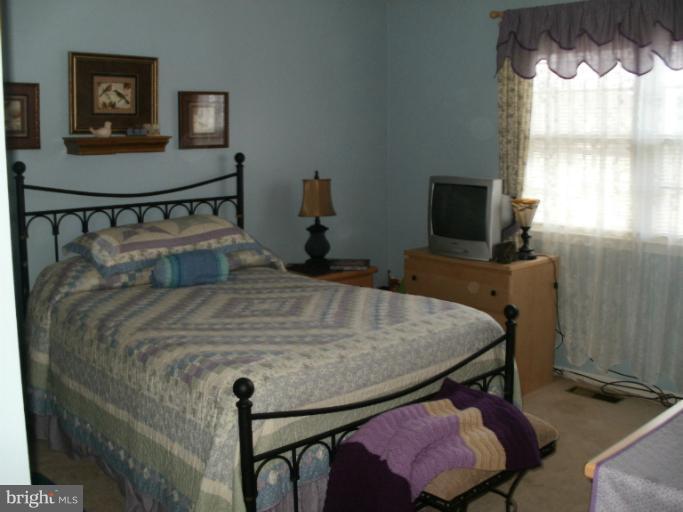 13113 Newgate Road Woodbridge, VA 22193 - Photo 5 of 15 Second Bedroom