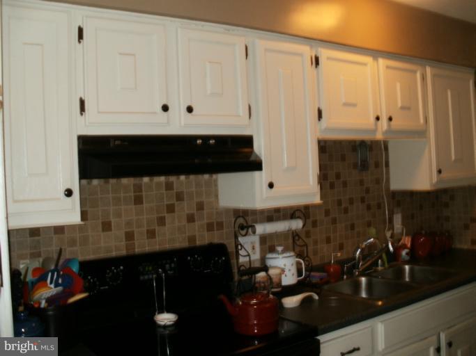 13113 Newgate Road Woodbridge, VA 22193 - Photo 7 of 15 Kitchen