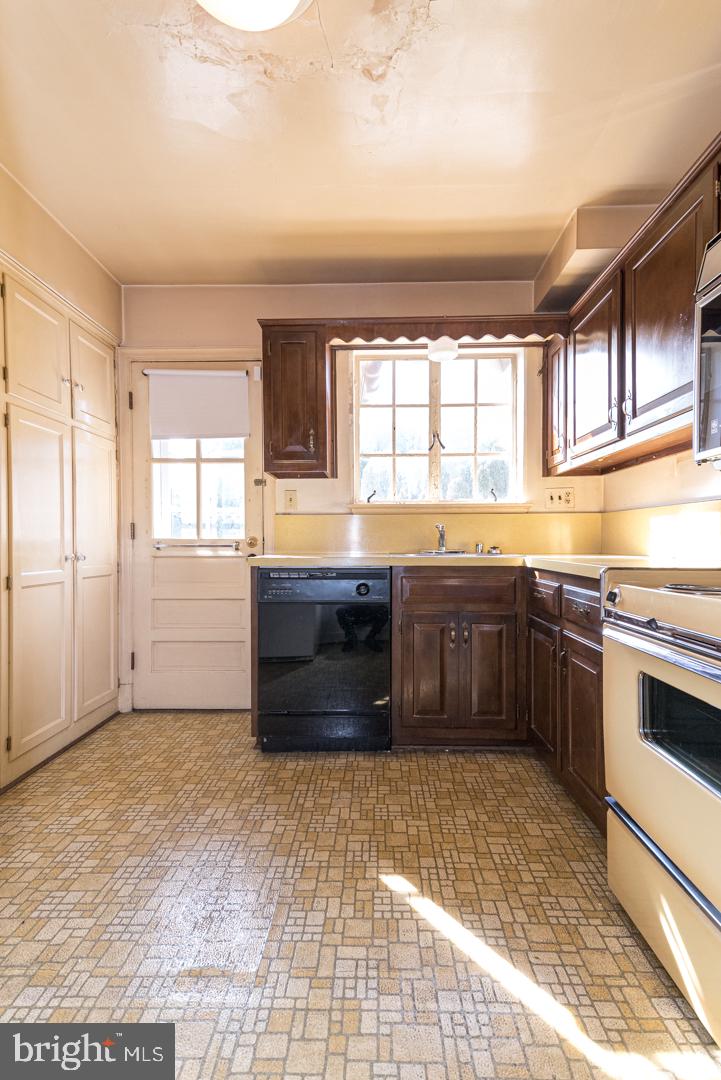 4610 Overbrook Road Bethesda, MD 20816 - Photo 15 of 43 Kitchen