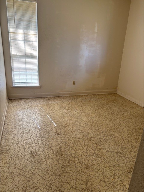 8615 Citation Court Houston, TX 77088 - Photo 19 of 23 an empty room with windows