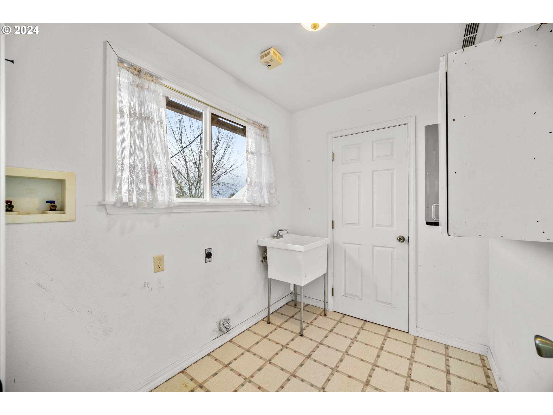 225 Nikula Road Winlock, WA 98596 - Photo 27 of 35 a view of an empty room