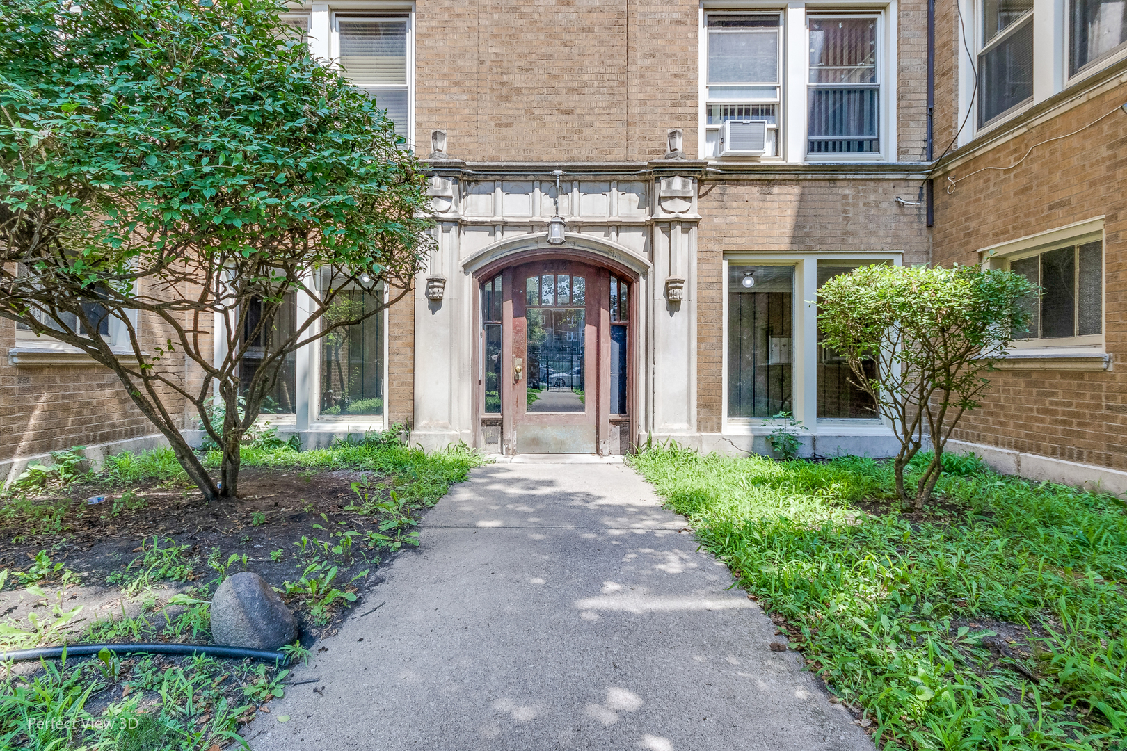 2212 East 70th Street, Unit 3D Chicago, IL 60649 - Photo 4 of 21 a front view of a house with garden