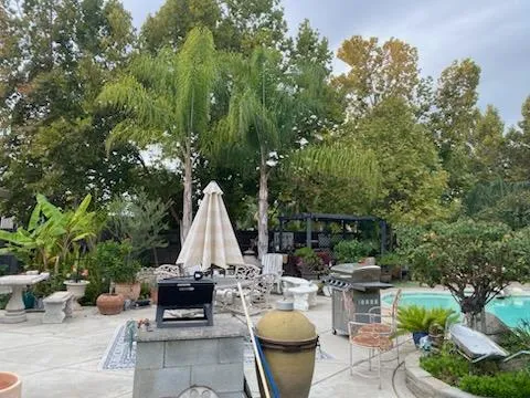 a view of backyard with sitting area and garden