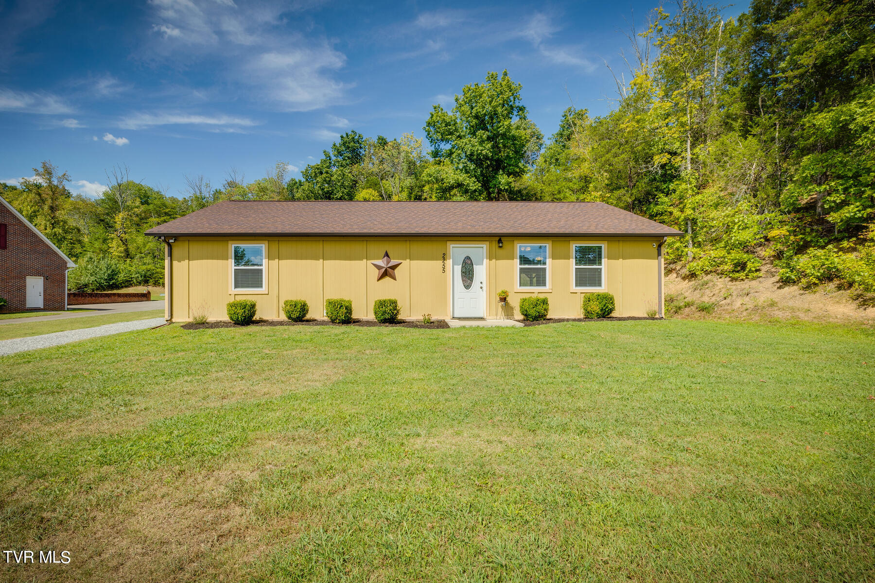 2255 Diana Road Kingsport, TN 37660 - Photo 1 of 29 001