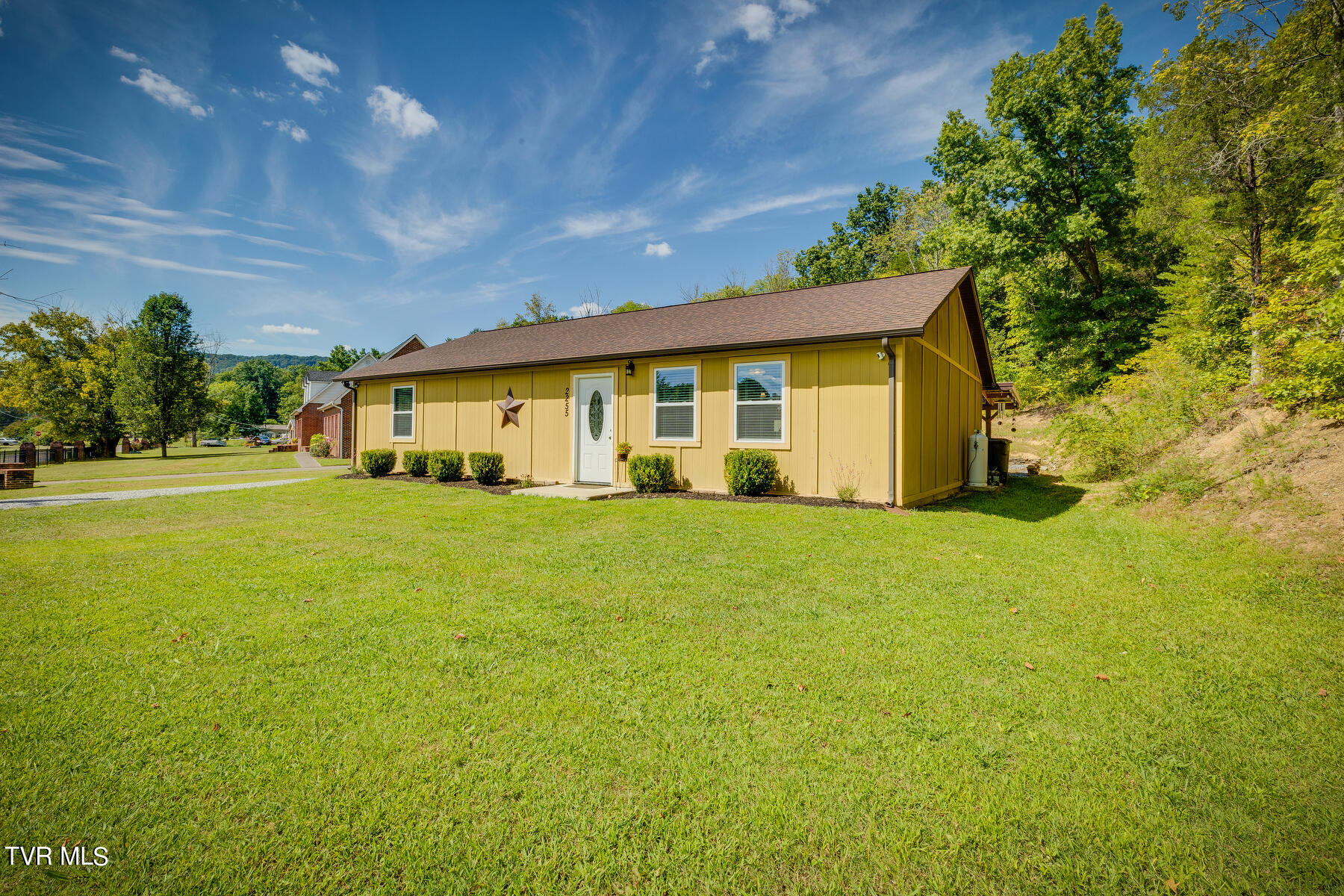 2255 Diana Road Kingsport, TN 37660 - Photo 2 of 29 002