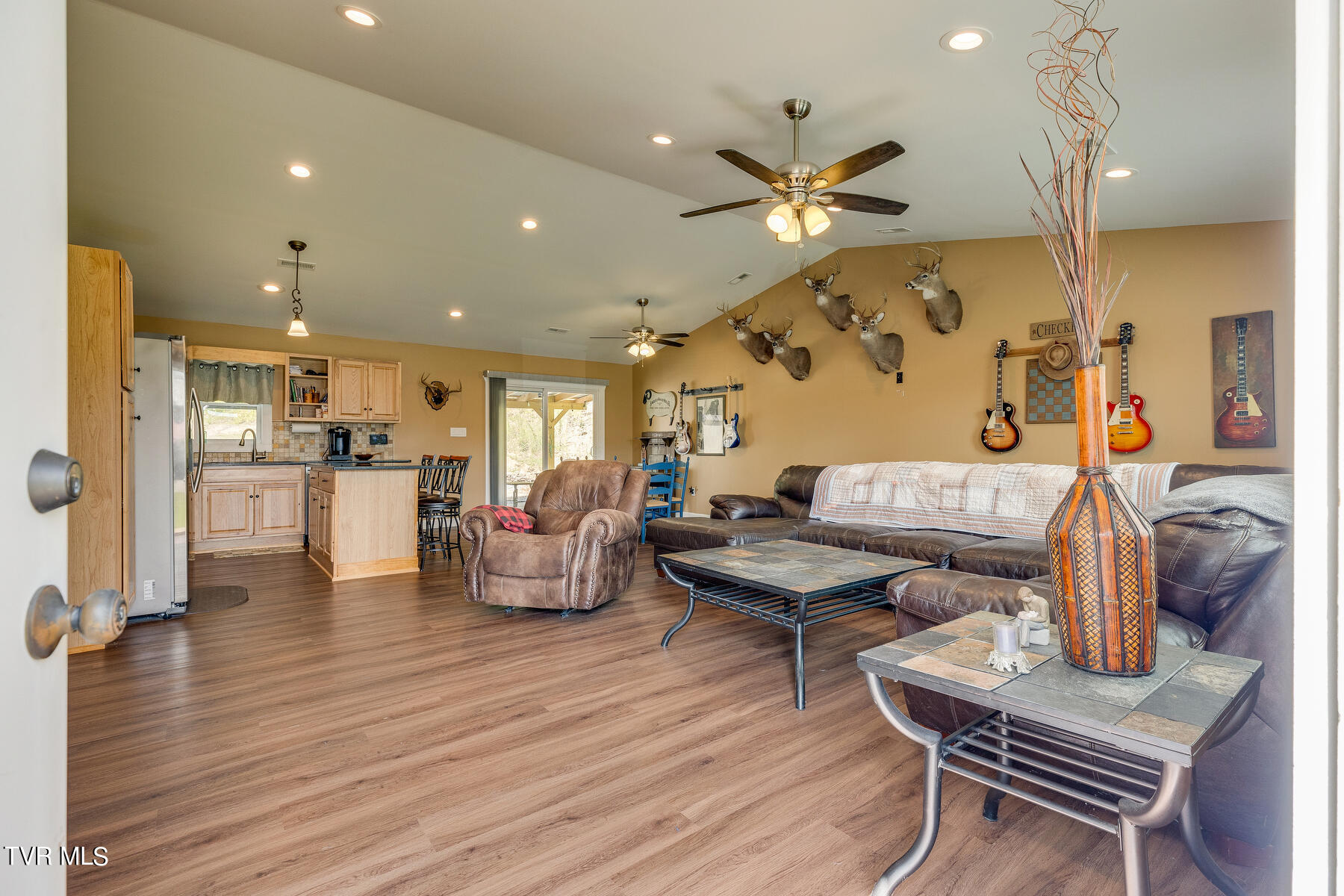 2255 Diana Road Kingsport, TN 37660 - Photo 4 of 29 004