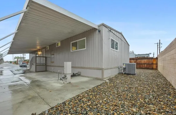 $1,990 | 335 Hickorywood Lane, Unit 335, Bakersfield, CA 93308