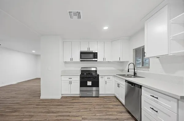 $1,990 | 335 Hickorywood Lane, Unit 335, Bakersfield, CA 93308