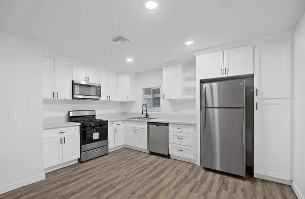 $1,990 | 335 Hickorywood Lane, Unit 335, Bakersfield, CA 93308