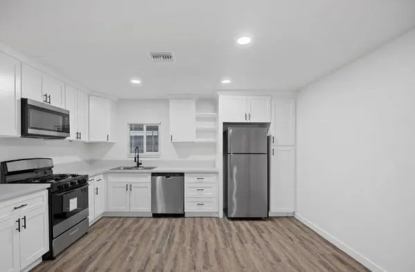 $1,990 | 335 Hickorywood Lane, Unit 335, Bakersfield, CA 93308