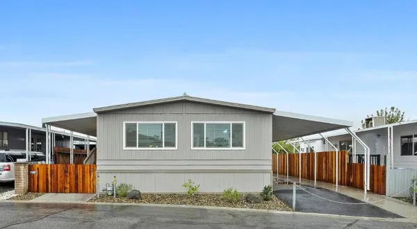 $1,990 | 335 Hickorywood Lane, Unit 335, Bakersfield, CA 93308