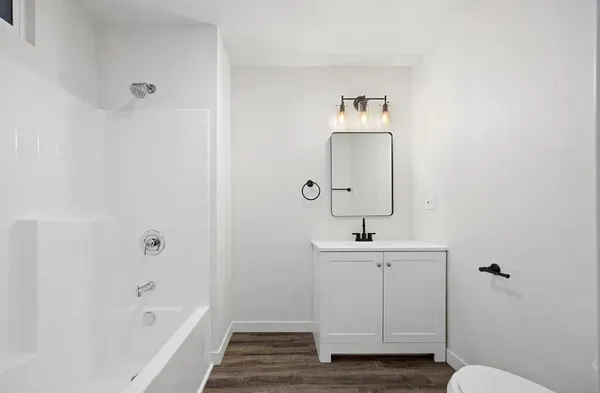 $1,990 | 335 Hickorywood Lane, Unit 335, Bakersfield, CA 93308