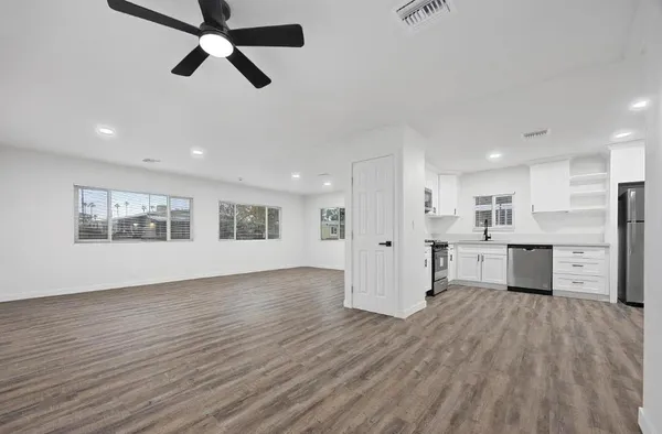 $1,990 | 335 Hickorywood Lane, Unit 335, Bakersfield, CA 93308